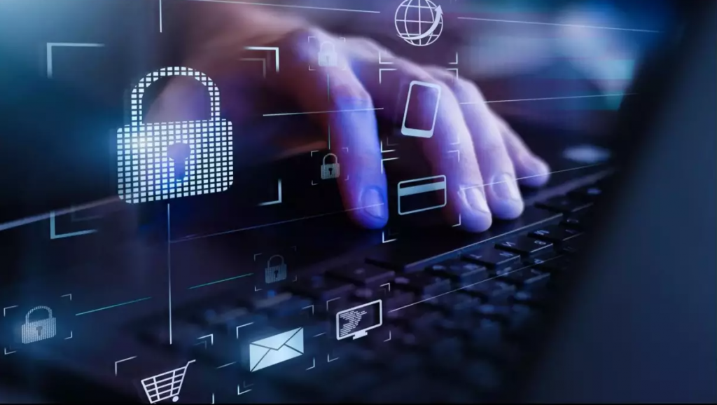 рука человека на ноутбуке включает защиту от DDoS, которую предоставляет хостинг-провайдер